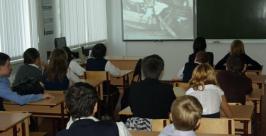Ученики смотрят тематический фильм о правилах поведения на дороге. ДПС ГИБДД УМВД по Хабаровску